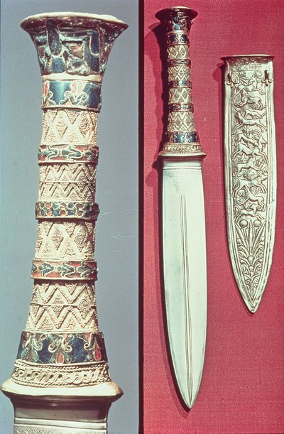 Adaga e bainha de ouro, tesouro de Tutancâmon, c.1340 aC de Egyptian 18th Dynasty
